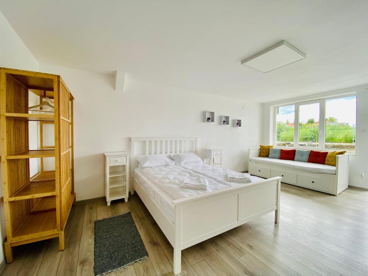 Pixel Guesthouse Tîrgu Secuiesc Exteriör bild