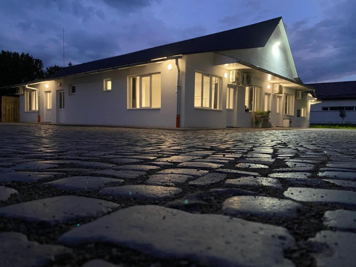 Pixel Guesthouse Tîrgu Secuiesc Exteriör bild