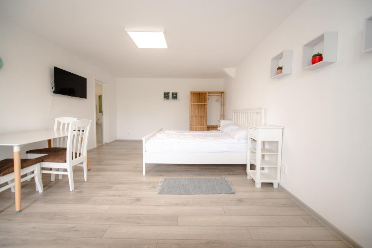 Pixel Guesthouse Tîrgu Secuiesc Exteriör bild