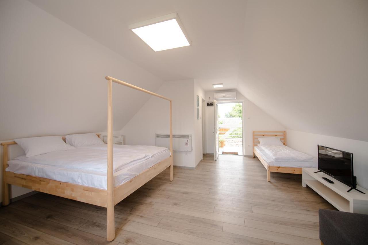Pixel Guesthouse Tîrgu Secuiesc Exteriör bild
