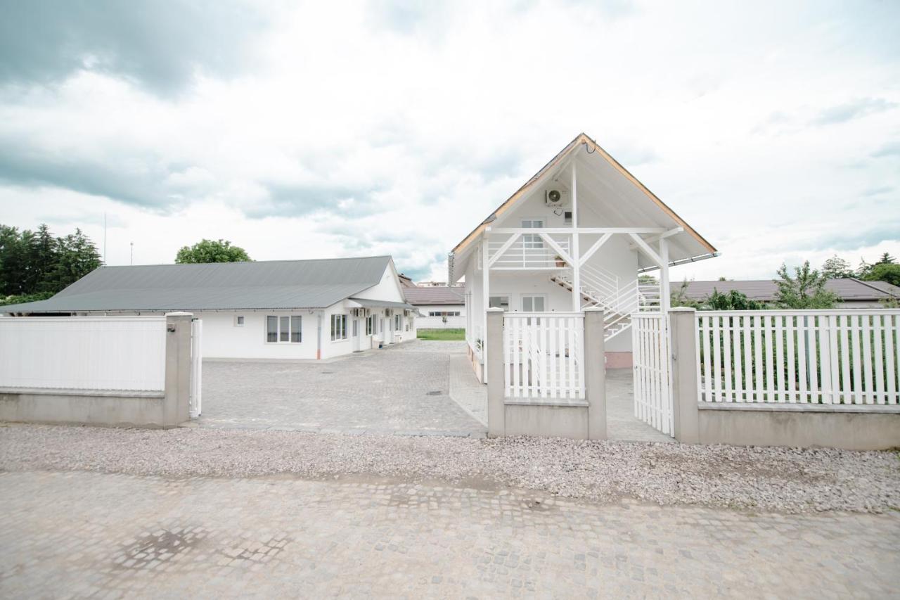Pixel Guesthouse Tîrgu Secuiesc Exteriör bild