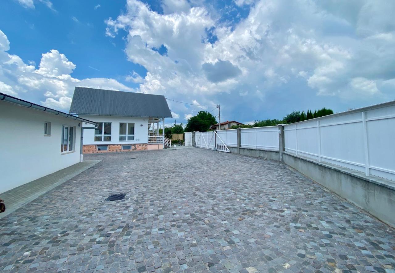 Pixel Guesthouse Tîrgu Secuiesc Exteriör bild