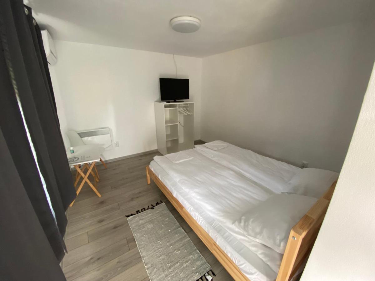 Pixel Guesthouse Tîrgu Secuiesc Exteriör bild