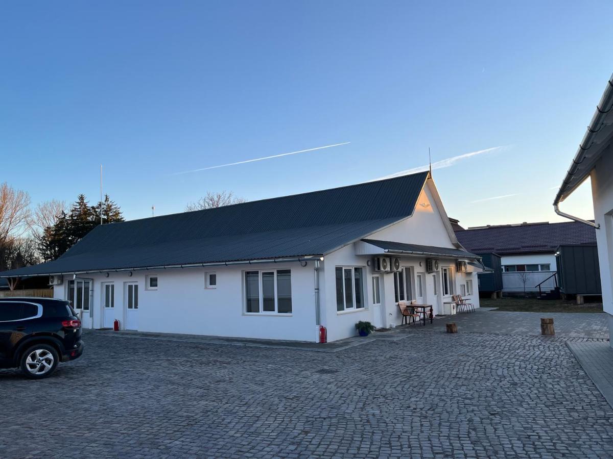 Pixel Guesthouse Tîrgu Secuiesc Exteriör bild