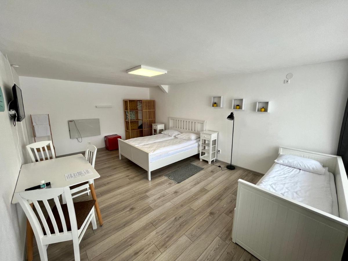 Pixel Guesthouse Tîrgu Secuiesc Exteriör bild