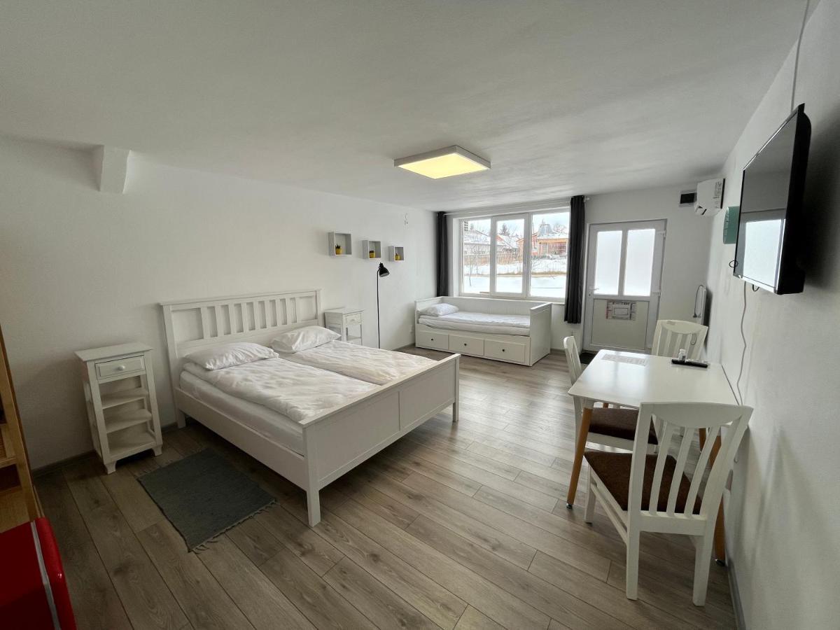 Pixel Guesthouse Tîrgu Secuiesc Exteriör bild