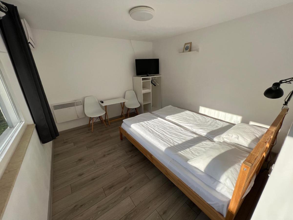 Pixel Guesthouse Tîrgu Secuiesc Exteriör bild