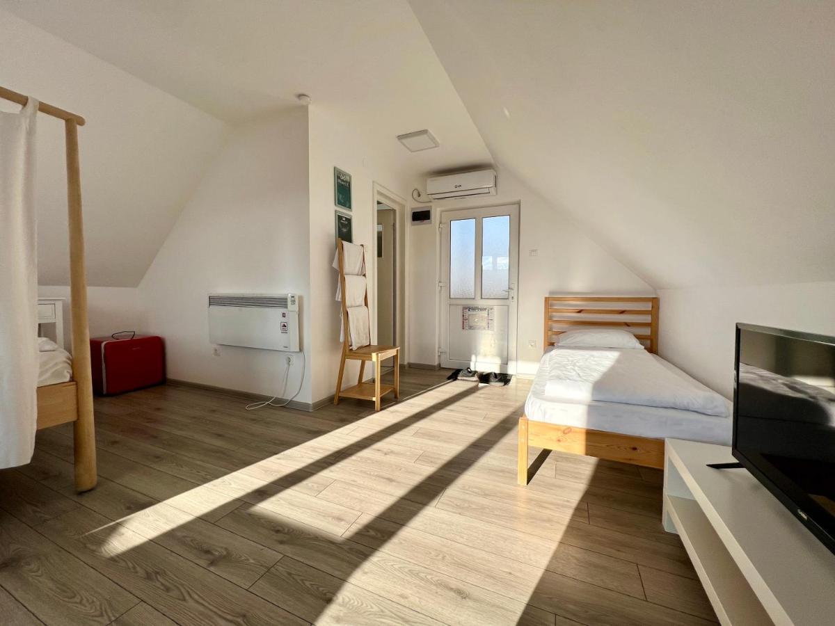 Pixel Guesthouse Tîrgu Secuiesc Exteriör bild
