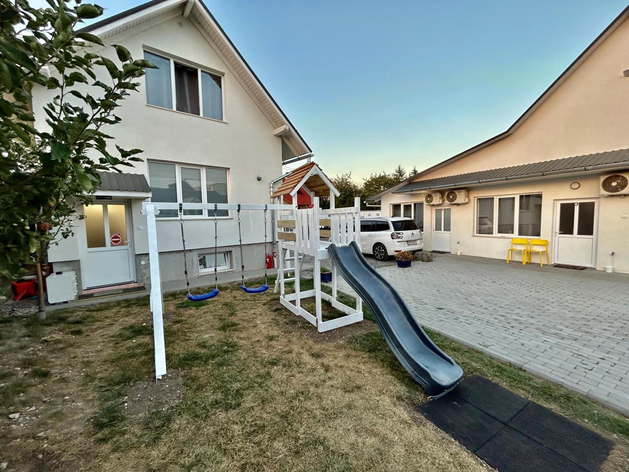 Pixel Guesthouse Tîrgu Secuiesc Exteriör bild